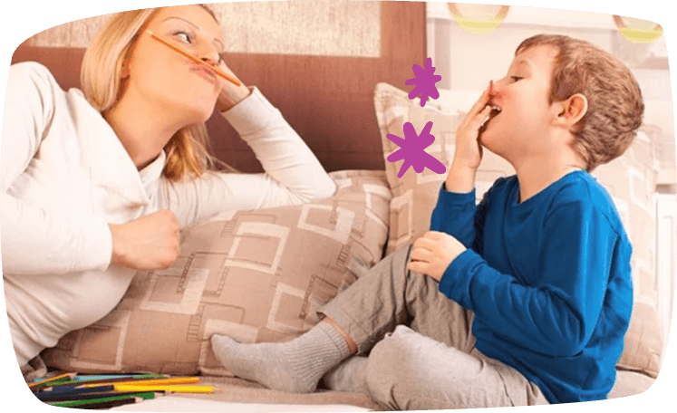 Mama i dziecko śmieją się i robią śmieszne miny