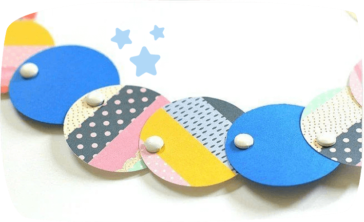  Naszyjnik z kartonu i łączników biurowych 