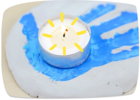 Świecznik z odciskiem dłoni