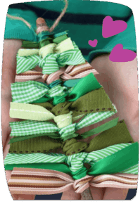 ozdoba w kształcie choinki ze wstążek
