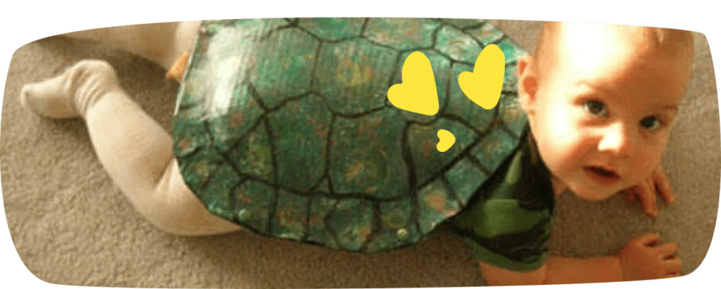 małe dziecko przebrane za żółwia