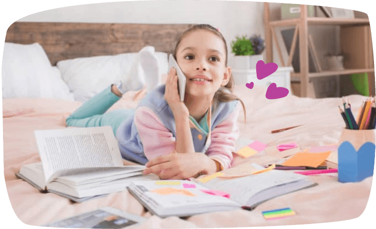 Dziewczynka leży na łóżku i rozmawia przez telefon